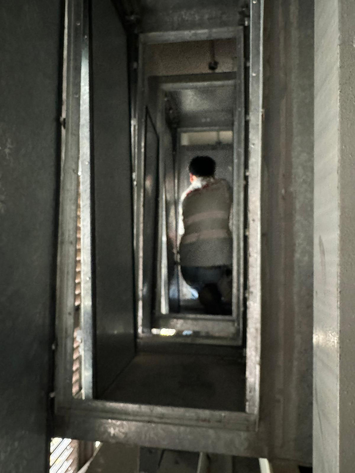 專業冷氣機風機盤管機組維修與保養服務-風櫃維修-風管系統工程維修破損-定期及緊急檢查及維修中央冷氣-冷氣管道維修-通風設備承辦商-中央冷氣風機盤管維修-中央冷氣保養及維修-Fancoil-Airconditioner-Repairing